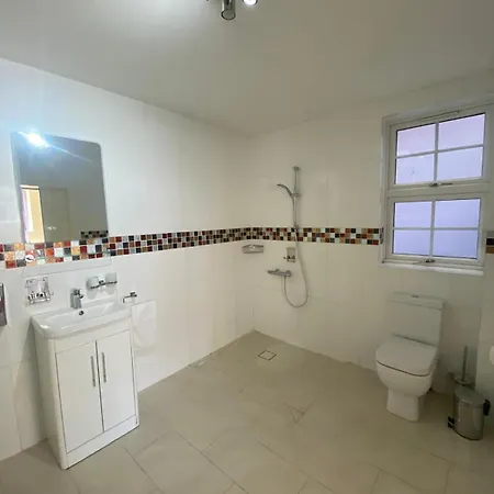 Crompton Guest House Хаунслоу Экстерьер фото