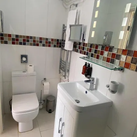 Crompton Guest House Хаунслоу Экстерьер фото