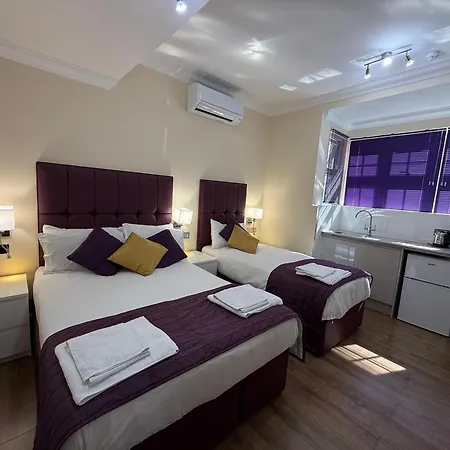 Crompton Guest House Хаунслоу Экстерьер фото