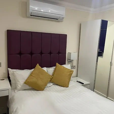 Crompton Guest House Хаунслоу Экстерьер фото