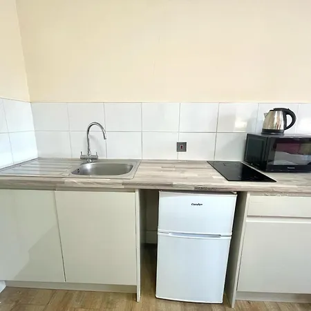 Crompton Guest House Хаунслоу Экстерьер фото