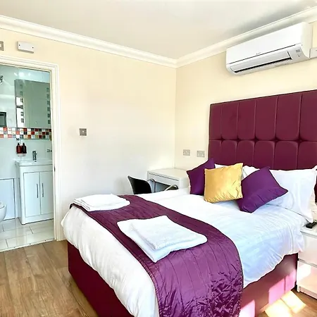 Crompton Guest House Хаунслоу Экстерьер фото